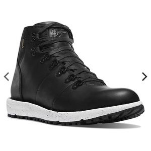 Danner Vertigo 917- BRAND NEW- never used-included extra red laces